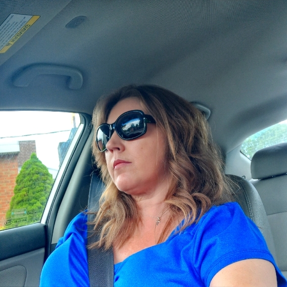 Meet your Posher, Pamela - Picture 1 of 5